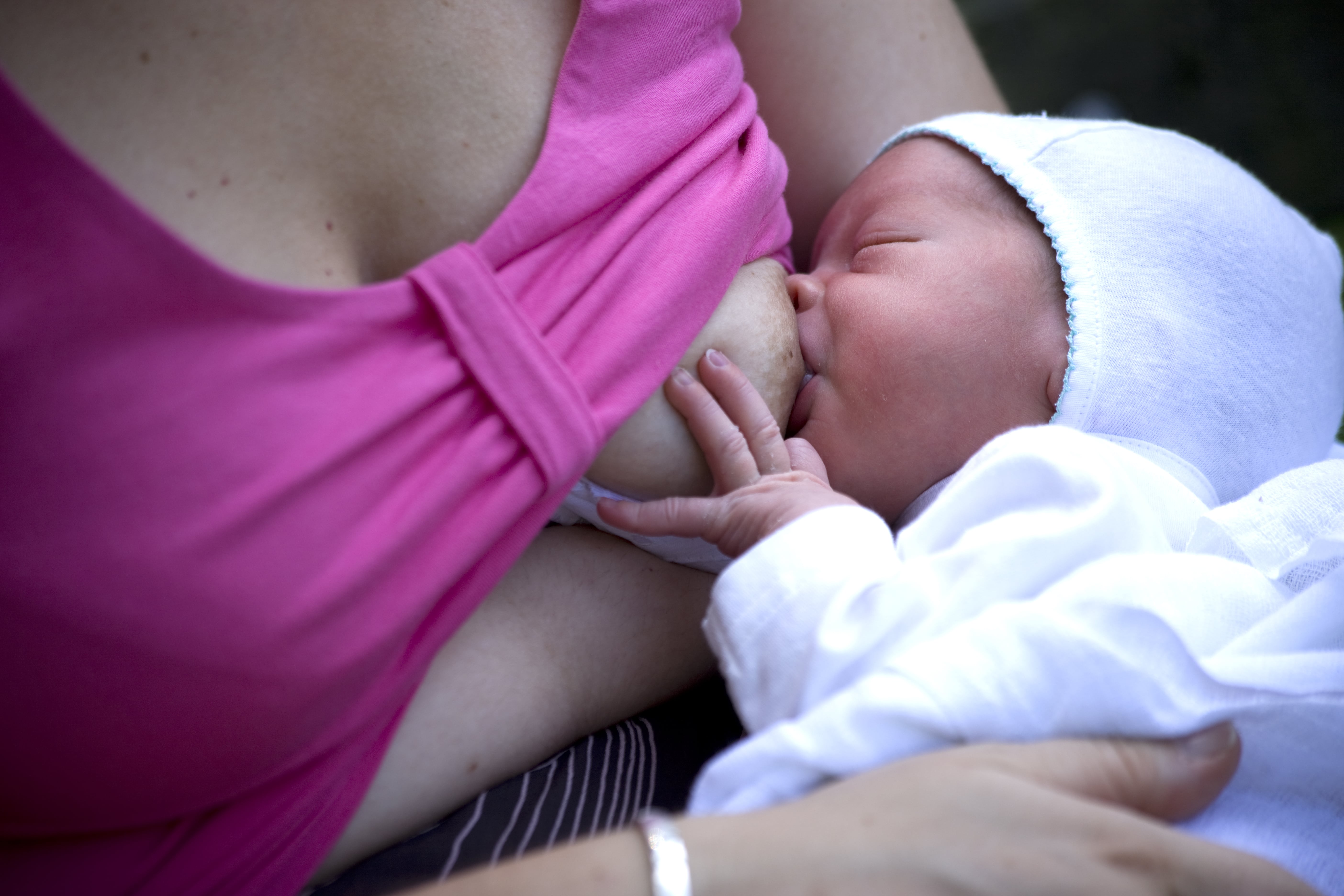 почему новорожденный сосет только одну грудь фото 70